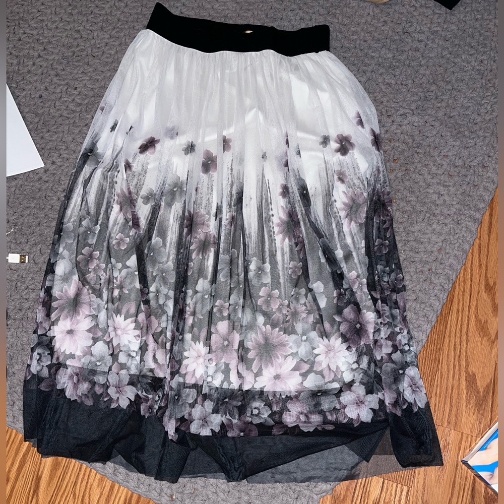 Suuuper cute tulle flowery skirt.